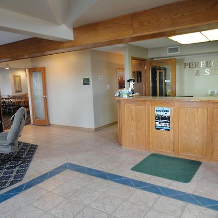 Perfect Inns & Suites Weyburn エクステリア 写真