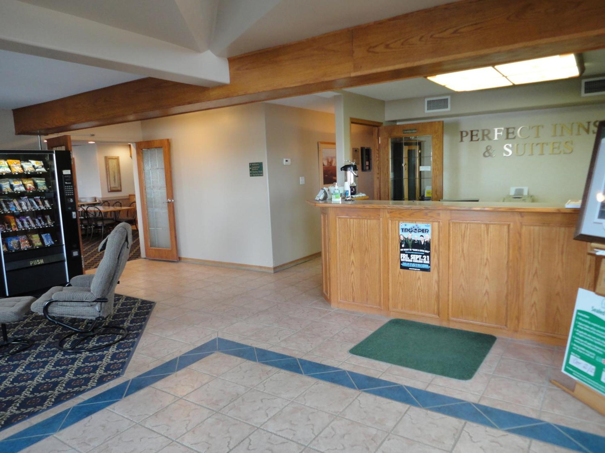 Perfect Inns & Suites Weyburn エクステリア 写真